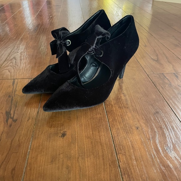 Ann Taylor Mary Jane Velvet Black Pumps size 8 - Picture 3 of 3